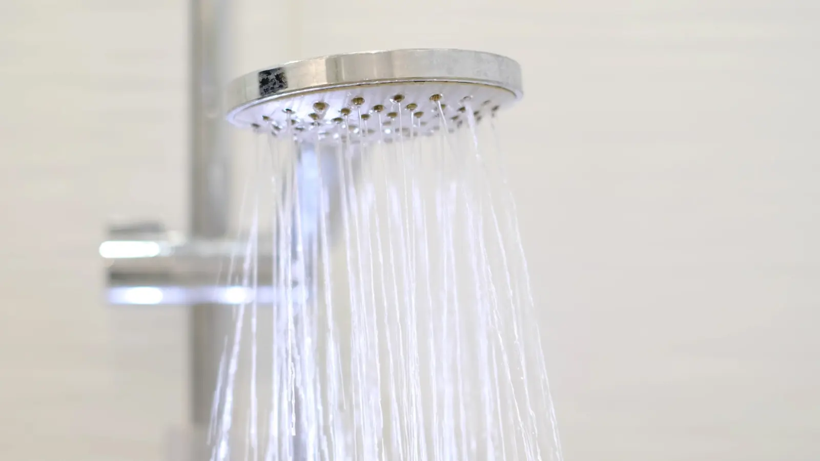 Pommeau de douche avec l'eau qui coule